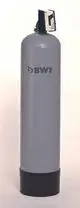 Grauer Zylinder mit schwarzem Fuß und dem Schriftzug "BWT" oben. Das Produkt könnte ein Wasserfilter oder einen ähnlichen Behälter zur Filterung darstellen.